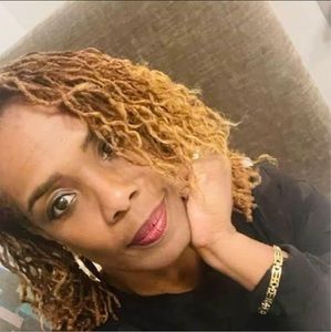 Meet your Posher, Monique